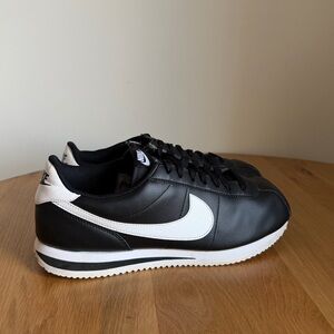 Nike Men's Classic Black and White Sneakers